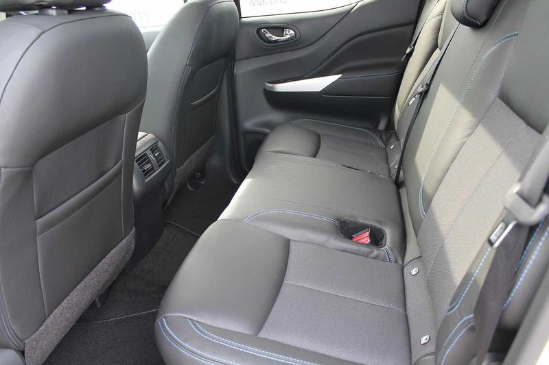 Nissan Navara Double Cab Pick Up N-Guard 2.3dCi 190 TT 4WD Auto