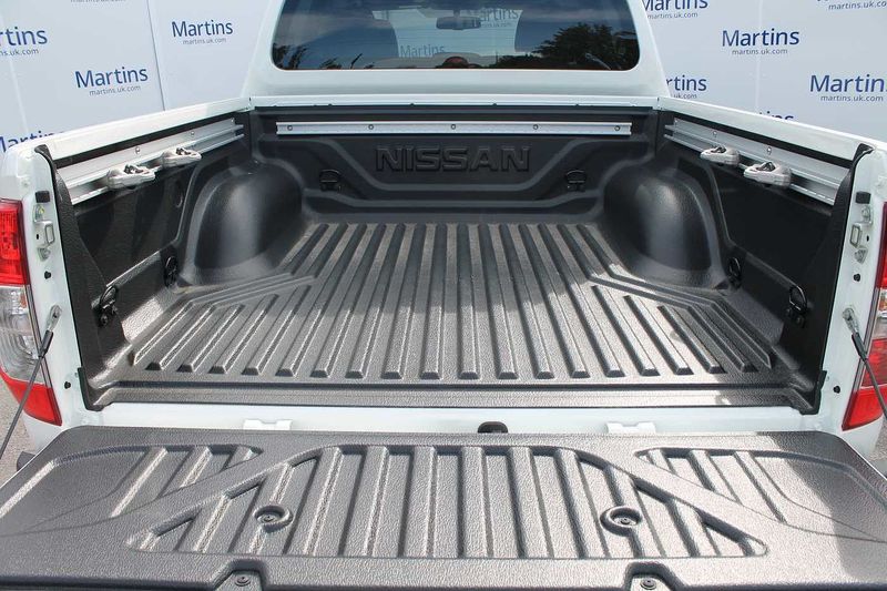 Nissan Navara Double Cab Pick Up N-Guard 2.3dCi 190 TT 4WD Auto