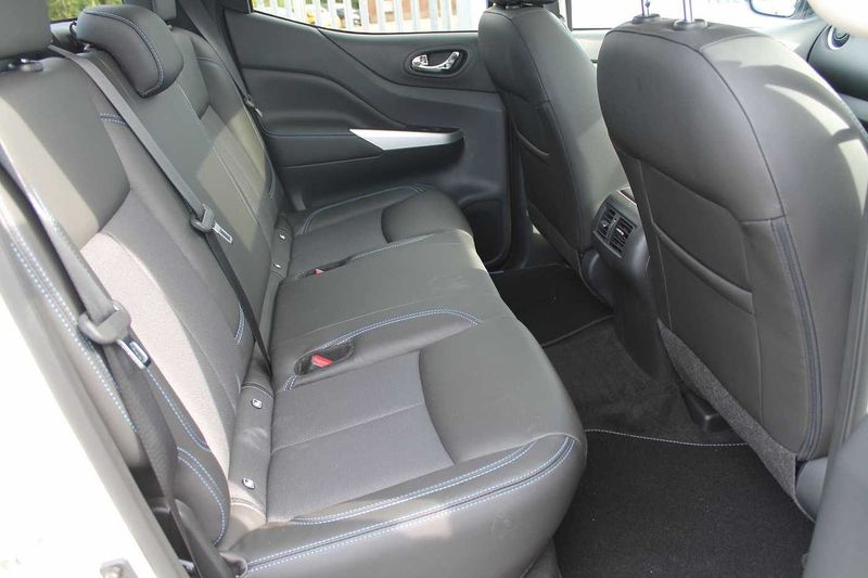 Nissan Navara Double Cab Pick Up N-Guard 2.3dCi 190 TT 4WD Auto