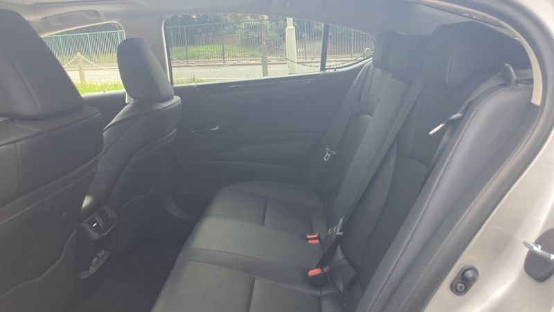 Lexus ES 300h 2.5 4dr CVT