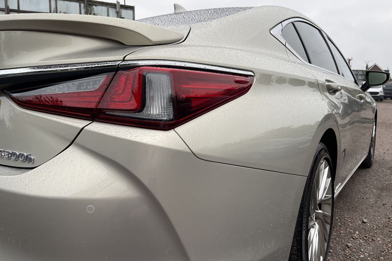 Lexus ES 300h 2.5 Takumi 4dr CVT