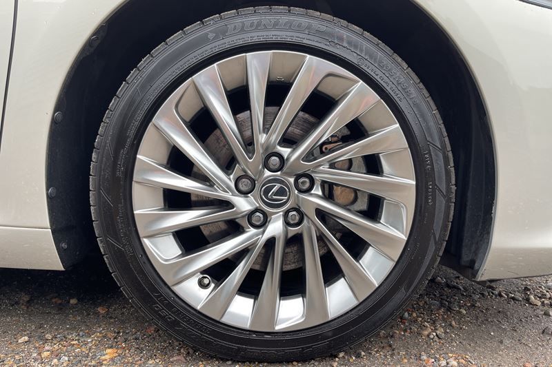 Lexus ES 300h 2.5 Takumi 4dr CVT
