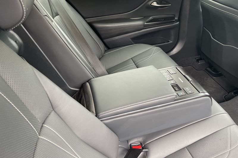 Lexus ES 300h 2.5 Takumi 4dr CVT