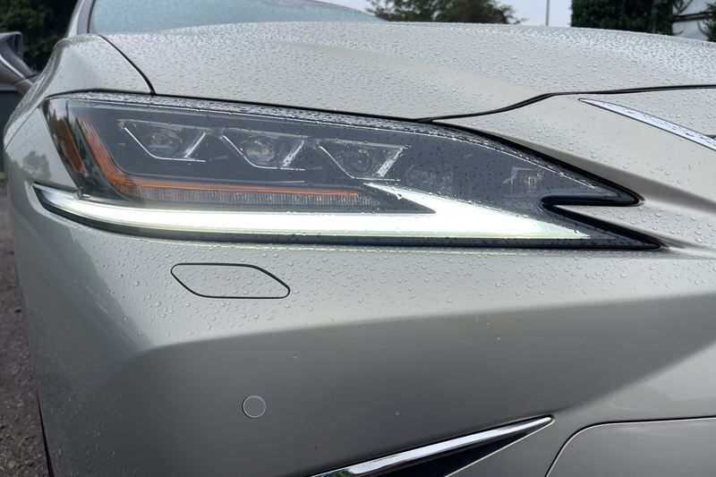Lexus ES 300h 2.5 Takumi 4dr CVT